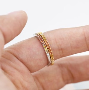 Anillo de media eternidad ombre rojo arcoíris en plata de ley, anillo delgado minimalista apilable con circonita cúbica roja granate en plata o oro - Product Image 4