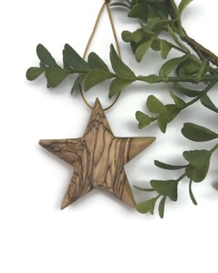 Charmant ornement en bois fait main à suspendre, orné de symboles et de motifs classiques de la saison des fêtes - Product Image 5