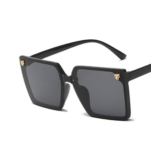 Lunettes de soleil tendance personnalisées à monture large et ronde, décorées de têtes de léopard - Product Image 3