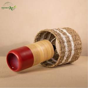 โคมไฟตั้งโต๊ะทำมือสไตล์มินิมอลทันสมัยจากไม้ไผ่ธรรมชาติและหญ้าทะเล พร้อมฝาครอบโคมไฟและฐานเคลือบเงา - Product Image 3