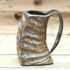 Jarra de Cerveza Vikinga Moderna Pulida a Mano con Diseño de Cuerno, Regalo de Mitología Medieval, Mango de Martillo de Thor Mjolnir de Odín, Ecológica - Product Image 4