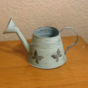 Bidon d'eau galvanisé peint en émail artistique idéal pour les maisons de campagne rustiques offrant beauté et fonctionnalité pour l'arrosage des plantes - Product Image 2