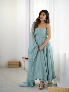 ชุดเดรสอานาร์กาลีสีเขียวมิ้นท์พร้อมผ้าคลุมไหล่ สายเดี่ยวปักลายขอบ สำหรับงานปาร์ตี้สำหรับผู้หญิง - Product Image 4