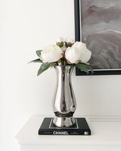 Florero de metal pulido para decoración de hogares de lujo y regalos premium con superficie brillante y reflectante - Product Image 1