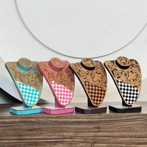 Présentoir à bijoux en cuir floral et à carreaux, fait main, prix de gros, buste de présentation élégant pour colliers, support à bijoux - Product Image 3
