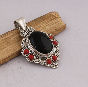 Colgante Vintage de Plata de Ley 925 con Ónix Negro y Coral, Colgante de Coral Rojo Natural y Gema Negra, Hecho a Mano, Estilo Antiguo, Venta al por Mayor - Product Image 4