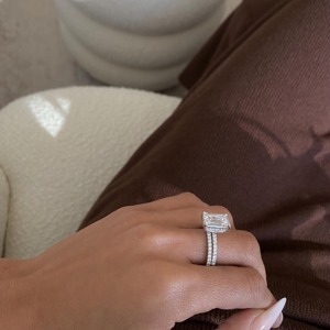 Ensemble de mariage en diamant de laboratoire taille émeraude de 5,50 carats _ Bague de fiançailles pavée avec alliance assortie _ Or blanc 18 carats - Product Image 2