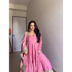 Vestidos de noche Vestido Anarkali para fiestas Adornado con hilo y trabajo de secuencia para un aspecto elegante - Product Image 4