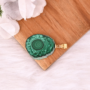 Colgante de Piedra Verde Única de Malaquita Natural en Forma de Estalactita, Chapado en Oro de Latón, 8.7 g - Product Image 3