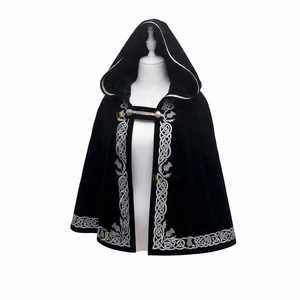 Cape en velours noir avec bordure brodée blanche, cape de prince pour carnaval, tenue de festival, cape traditionnelle - Product Image 1