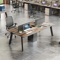 Bureau de travail moderne pour 2 personnes avec écran de confidentialité, plateau en bois et pieds en métal pour bureaux en plan ouvert