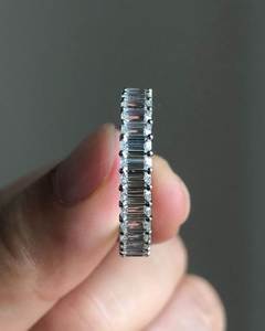 Anillo de Eternidad de Diamantes VVS de Lujo Unisex, Chapado en Oro Sólido de 18K, con Diamantes Cultivados en Laboratorio, Certificado por IGI, Corte Esmeralda, Apilable - Product Image 5