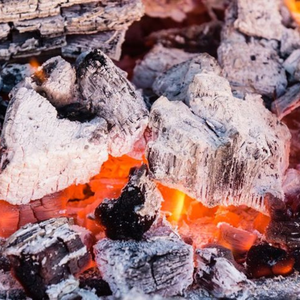 Charbon de tamarin qui chauffe rapidement et brûle longtemps pour griller de la viande de barbecue qui se cuisine rapidement - Product Image 2