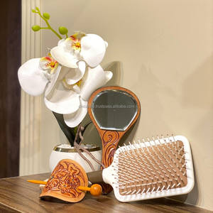 Western Cowgirl Vanity Set Mano Tooled Cuero Mujeres Accesorio para el cabello Palillo para el cabello Espejo cosmético Cepillo de cuero Mujeres Juegos de regalo - Product Image 3