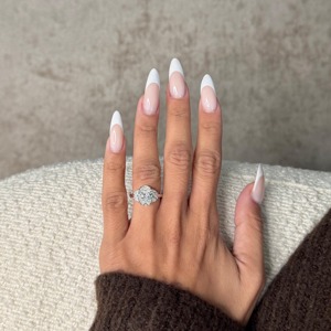 Bague de fiançailles en diamant de laboratoire ovale de 4 carats à trois pierres _ Demi-lunes latérales _ Or blanc 14 carats _ Certifié IGI - Product Image 5