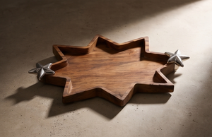 Tabla de servir artesanal de madera de mango en forma de estrella, bandeja decorativa con contorno esculpido y asas de estrella plateadas - Product Image 4