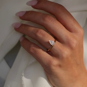 Bague de fiançailles et de mariage pour femme en or jaune 14 carats avec diamant de laboratoire taille poire en forme de larme 1 carat, sertie en panier flottant - Product Image 5