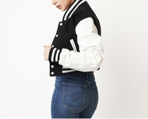 Veste courte en tissu respirant écologique, personnalisée, noire unie, avec boutons, style varsity, avec poches, pour femmes, vestes courtes de style letterman - Product Image 3