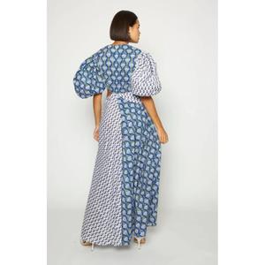 Robe longue moderne de qualité supérieure, motif audacieux bleu, équilibre parfait des couleurs, fente latérale à la taille - Product Image 4