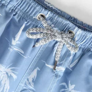 Short de bain athlétique pour homme en toile 100 % coton respirante, imprimé numériquement motif palmiers bleu clair, avec cordon de serrage - Product Image 6