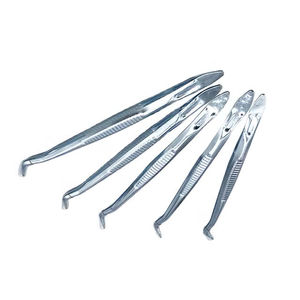 Pince de cuisine professionnelle en acier inoxydable argenté, à angle standard, pour l'agencement des plats, la décoration de salades et la préparation culinaire, par Grip Surgical - Product Image 3