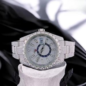 Reloj de Lujo con Incrustaciones de Moissanita, Estilo Bust Down, Completamente Cubierto de Diamantes VVS1, Movimiento ETA de Alta Gama - Product Image 1