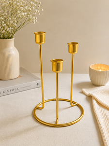 Porte-bougie en métal doré à 3 bras avec bougies coniques décoratives, élégant centre de table, porte-bougie pour trois bougies coniques - Product Image 1
