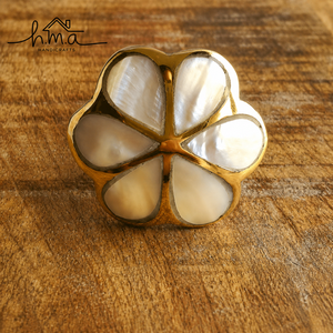 Poignée de meuble artisanale en laiton massif, design abstrait en boucle, finition laiton antique, pour tiroir décoratif, porte de placard, salle de bain - Product Image 6