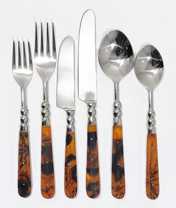 Juego de cubiertos populares de acero inoxidable con mango de resina acrílica con efecto de caparazón de tortuga, vajilla para el hogar, decoración de mesa para bodas, juego de cubiertos de 5 piezas. - Product Image 6