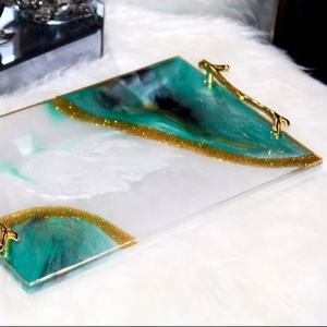 Plateau en résine marbrée vert émeraude écologique fait main avec poignées et sous-verres dorés Artizon Studio - Product Image 1