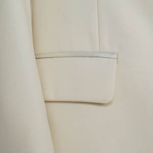 La Llama de la Pasión, un elemento central de la colección Lovey Dovey, es un esmoquin de tres piezas de alta costura. - Product Image 6