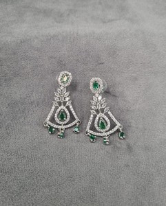 Boucles d'oreilles pendantes en forme d'éventail, plaquées rhodium, avec pierre de coupe poire et diamant américain, collection de boucles d'oreilles de luxe à la mode, vente en gros - Product Image 4