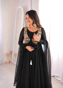 Traje Anarkali Tradicional Negro Largo hasta el Suelo para Mujer, Hermoso Conjunto de Fiesta de Boda y Diwali con Borde de Encaje y Koti, Listo para Usar - Product Image 3