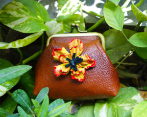 Cartera de Cuero Hecha a Mano al por Mayor, Bolso de Cuero Vacuno Decorado con Flor Amarilla, Monedero de Cuero - Product Image 1