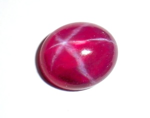 Rubis étoilé transparent ovale 11x13 mm 9 carats, cabochon poli créé en laboratoire avec effet étoile à 6 branches pour la fabrication de bijoux - Product Image 1