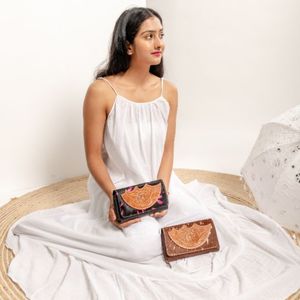 Cartera de Moda para Mujer, de Cuero Genuino de Alta Calidad, Diseño Floral Hecho a Mano, Estilo Vintage, Portátil - Product Image 2