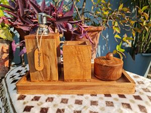 Ensemble de salle de bain en bois quatre pièces : Distributeur de savon rectangulaire, porte-brosse à dents, gobelet et plateau – Accessoires de vanité minimalistes - Product Image 3