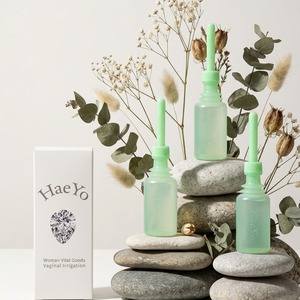 Nettoyant intime féminin naturel à base de plantes bio Yoni Wash, formule douce, pH équilibré, hydratant et adoucissant. - Product Image 1