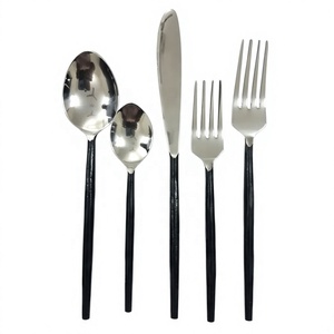 Ensemble de couverts en acier inoxydable écologiques et luxueux avec des poignées noires argentées artisanales pour une restauration raffinée et élégante - Product Image 1