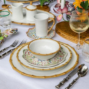 Plato de presentación blanco con borde de diseño de bambú, ideal para mesa de comedor y base decorativa elegante inspirada en la naturaleza, procedente de la India. - Product Image 3