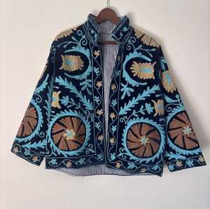 Veste en velours brodée à la main, style bohème, motif floral Suzani - Product Image 5
