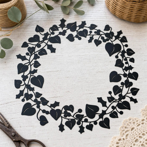Couronne noire saisissante en forme de silhouette, confectionnée avec des feuilles de lierre et de houx, pièce décorative saisonnière moderne pour mur ou porte d'entrée - Product Image 3
