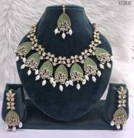 Parure de bijoux ethnique plaqué or antique avec collier ras-du-cou à pampilles en pierre AD rose et perles, boucles d'oreilles pendantes et Tikka – Collection Festive