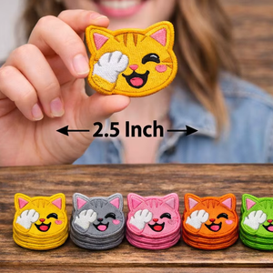 Venta al por mayor de 100 piezas de parches bordados de gatos de dibujos animados, 10 colores, parches termoadhesivos o para coser con cara de gato Kawaii para prendas y accesorios. - Product Image 1