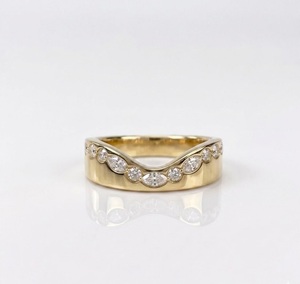 Bague de mariage large en or massif 14 carats, courbée, avec diamants de laboratoire marquise et ronds, en forme de U, style chevron, épaisse, pour femme - Product Image 1