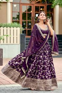 Conjunto Lehenga Choli de Jacquard Reversible Bordado en Morado de NiMa Creations, de Secado Rápido, con Dupatta Floral, Ropa India para Mujer - Product Image 3