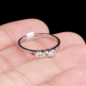 Vente en gros - Bague en or blanc massif 14 carats avec diamant naturel rond - Trois pierres serties - Bijoux fins - Memoria Jewels - Product Image 4