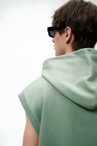 Hoodie oversize ajustable avec poche frontale, bordure côtelée et techniques de broderie, design sans manches pour l'hiver, vente en gros - Product Image 3