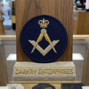 Parche Masónico Personalizado Hecho a Mano con Hilo de Oro, Escudo, Corona, Compás Cuadrado, Cinta, Insignia Ceremonial para Blazer y Uniforme - Product Image 2