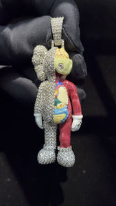 จี้ห้อยคอ KAWS สไตล์ฮิปฮอปแบบ 3 มิติ ประดับเพชรโมอิสซาไนต์สี VVS/D เงินแท้ 925 ผลิตในอินเดีย ราคาดีที่สุด สินค้าขายดี - Product Image 3